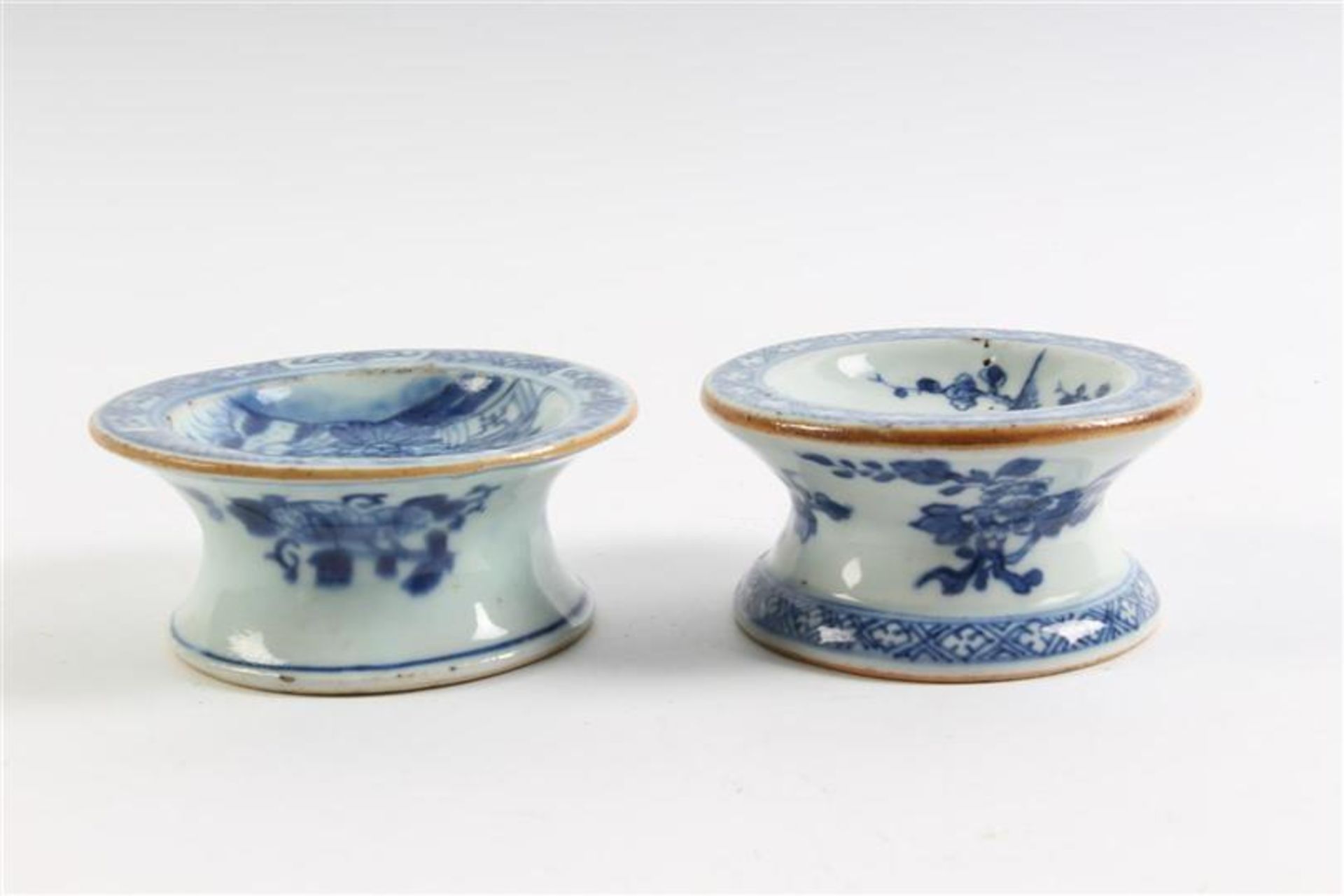 Twee porseleinen zoutvaten, China, 18e eeuw. HxD: 4 x 9.3 en 4.4 x 8.5 cm.
