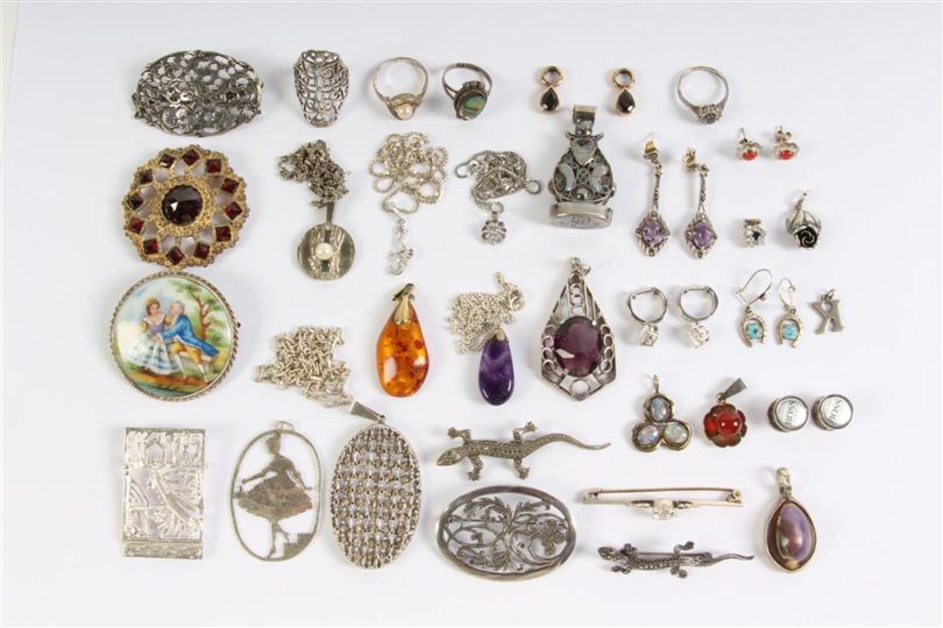 Diverse sieraden, voornamelijk zilver, w.o. een broche van Jeroen Krabbé. Gewicht: 130 g.