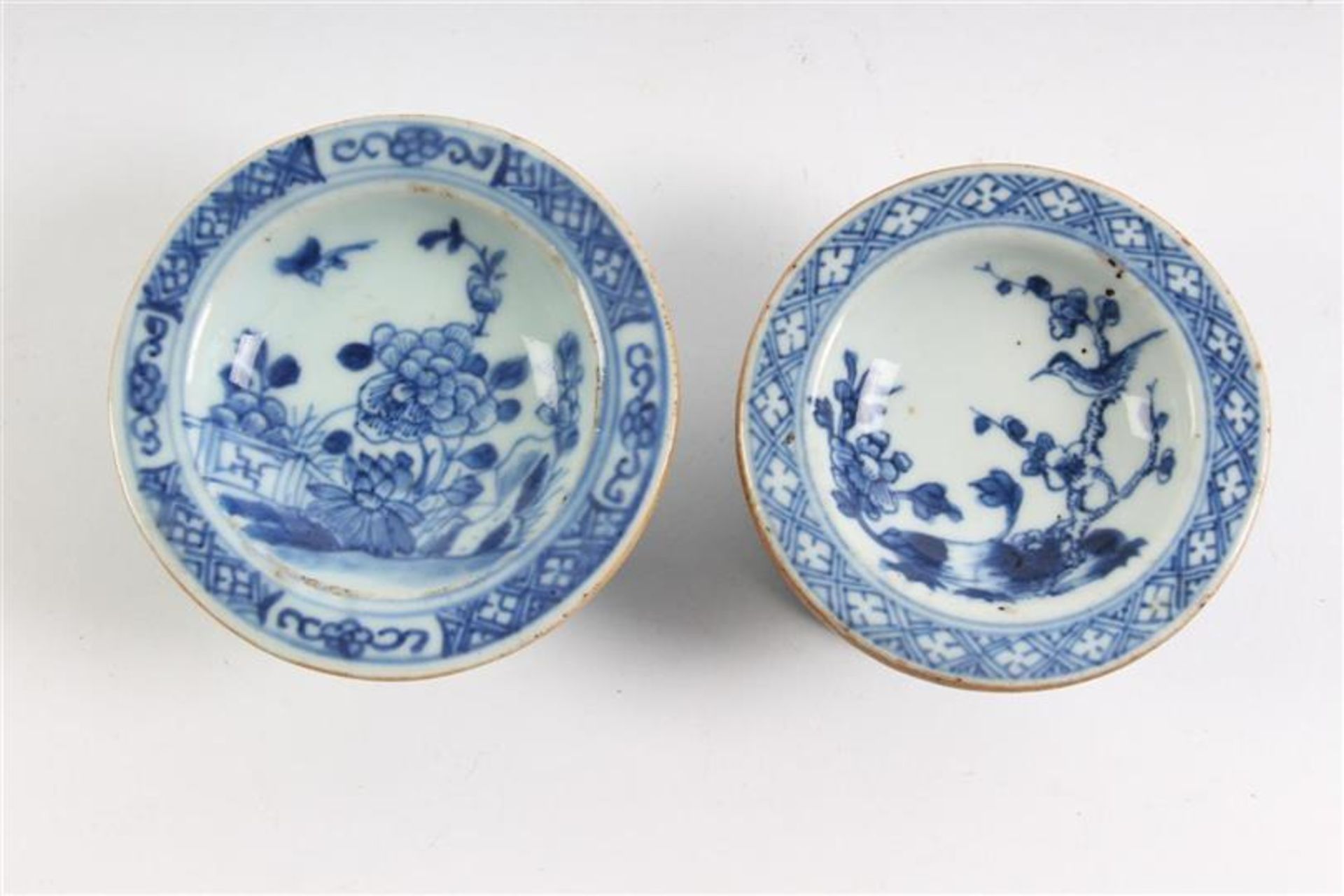 Twee porseleinen zoutvaten, China, 18e eeuw. HxD: 4 x 9.3 en 4.4 x 8.5 cm. - Bild 2 aus 4