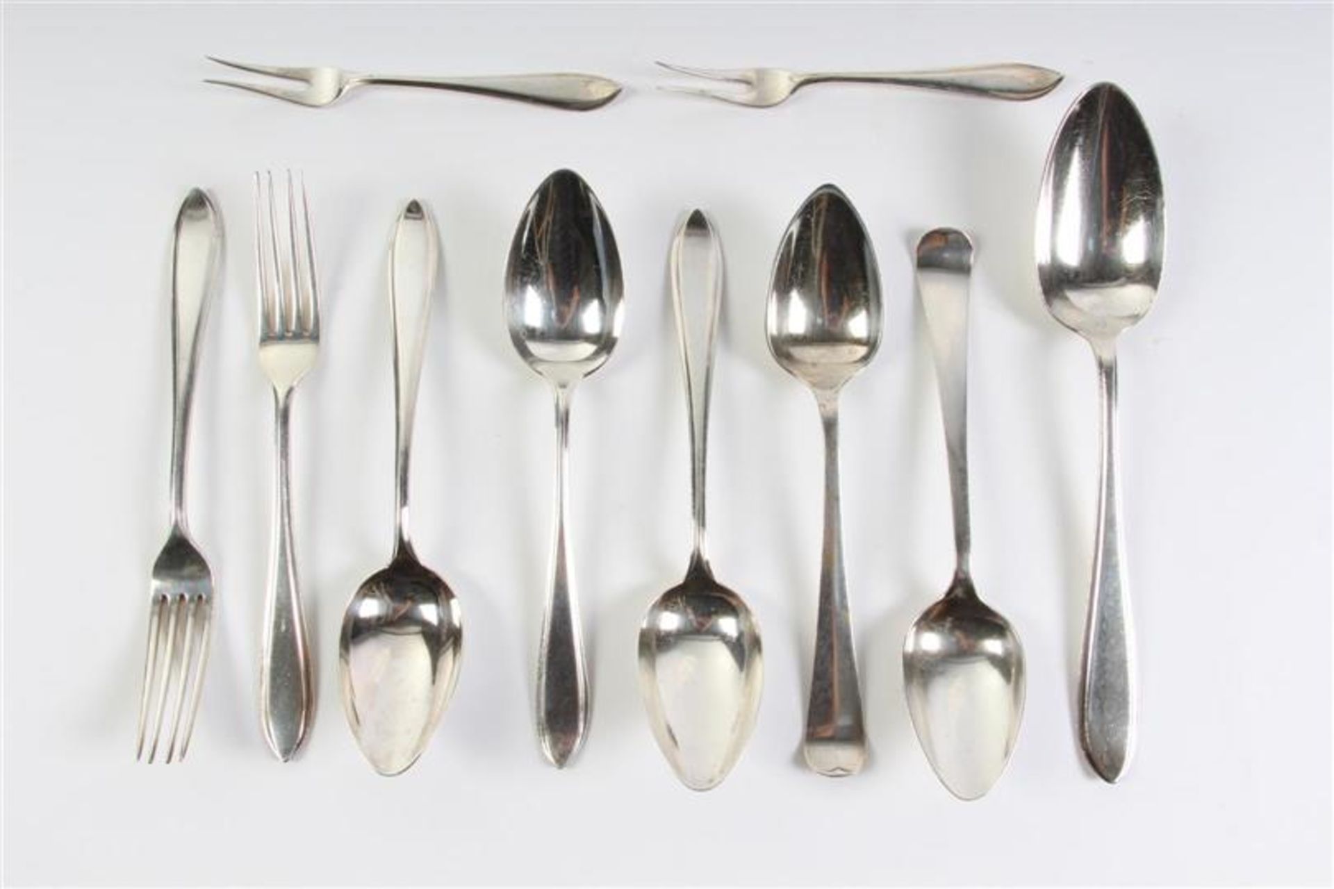 Zilveren puntfilet bestek: dienlepel, vier lepels, twee vorken en twee vleesvorkjes, Hollands