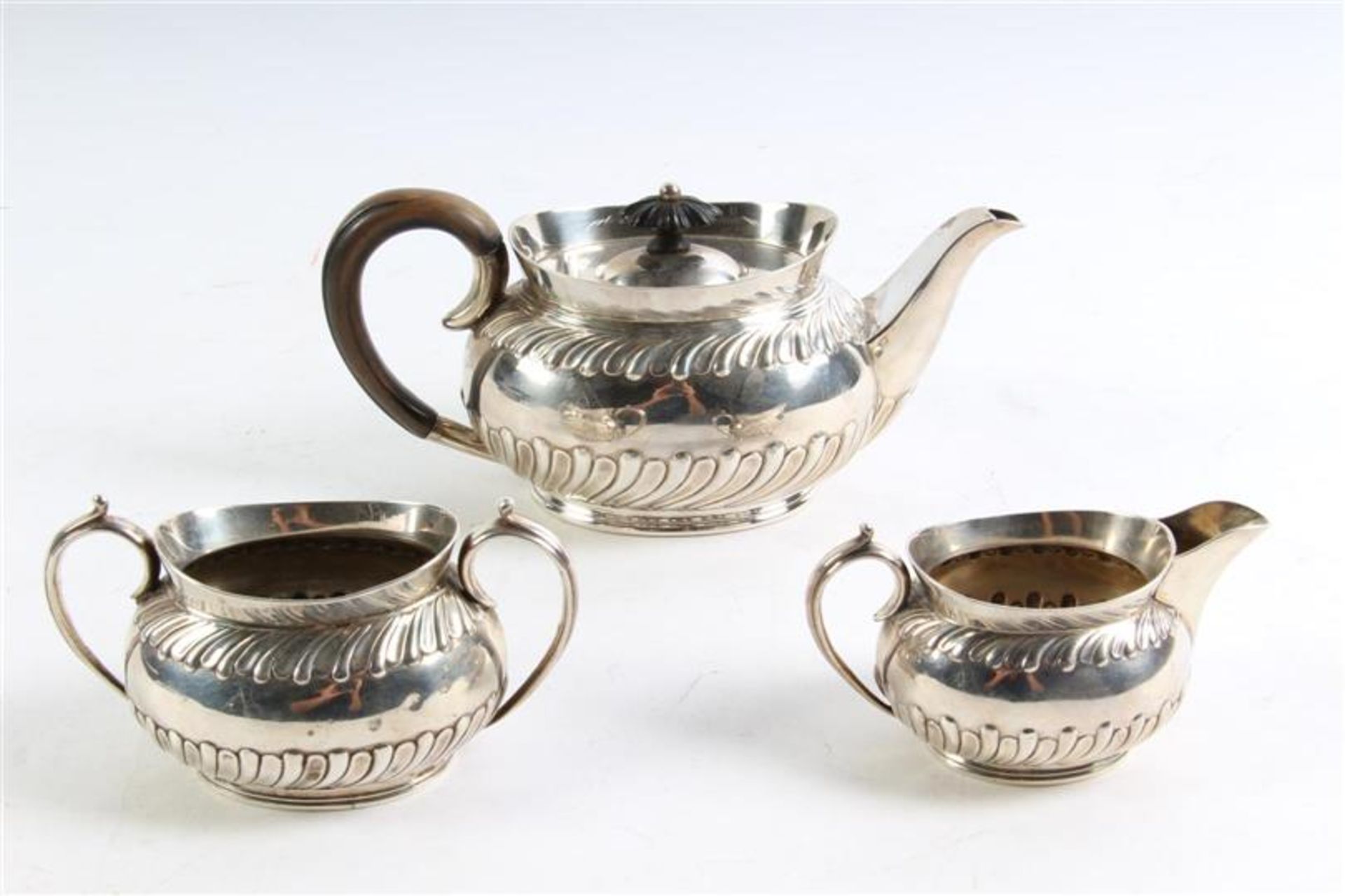 Zilveren theeservies bestaande uit theepot, melkkan en suikerpot, Engeland. - Image 2 of 5