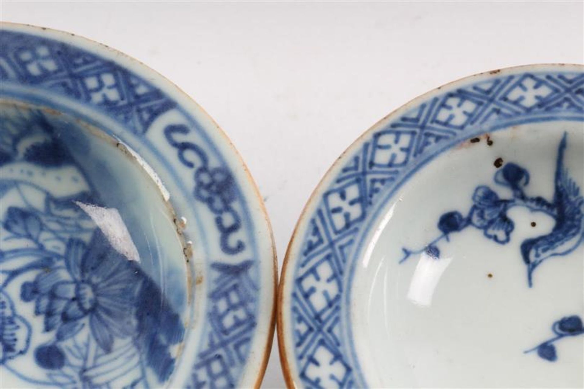 Twee porseleinen zoutvaten, China, 18e eeuw. HxD: 4 x 9.3 en 4.4 x 8.5 cm. - Bild 4 aus 4