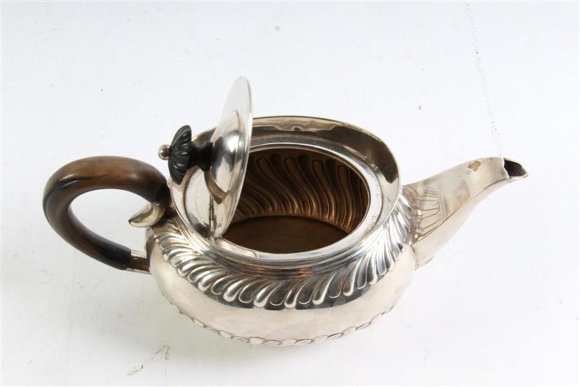 Zilveren theeservies bestaande uit theepot, melkkan en suikerpot, Engeland. - Image 3 of 5