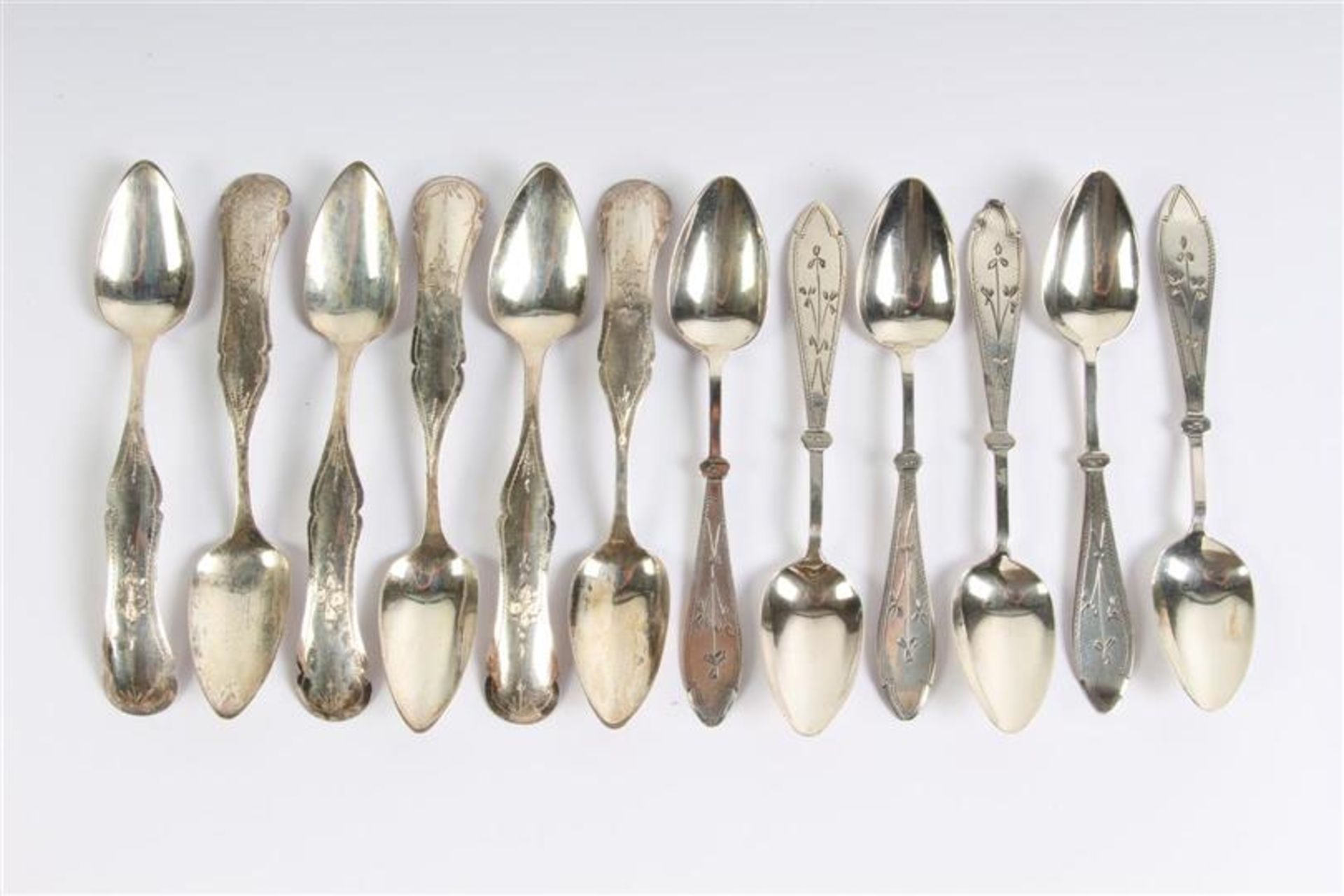 Twee sets van 6 zilveren theelepels, waarvan 6 Biedermeier en 6 gemaakt door G. Huisman Amsterdam