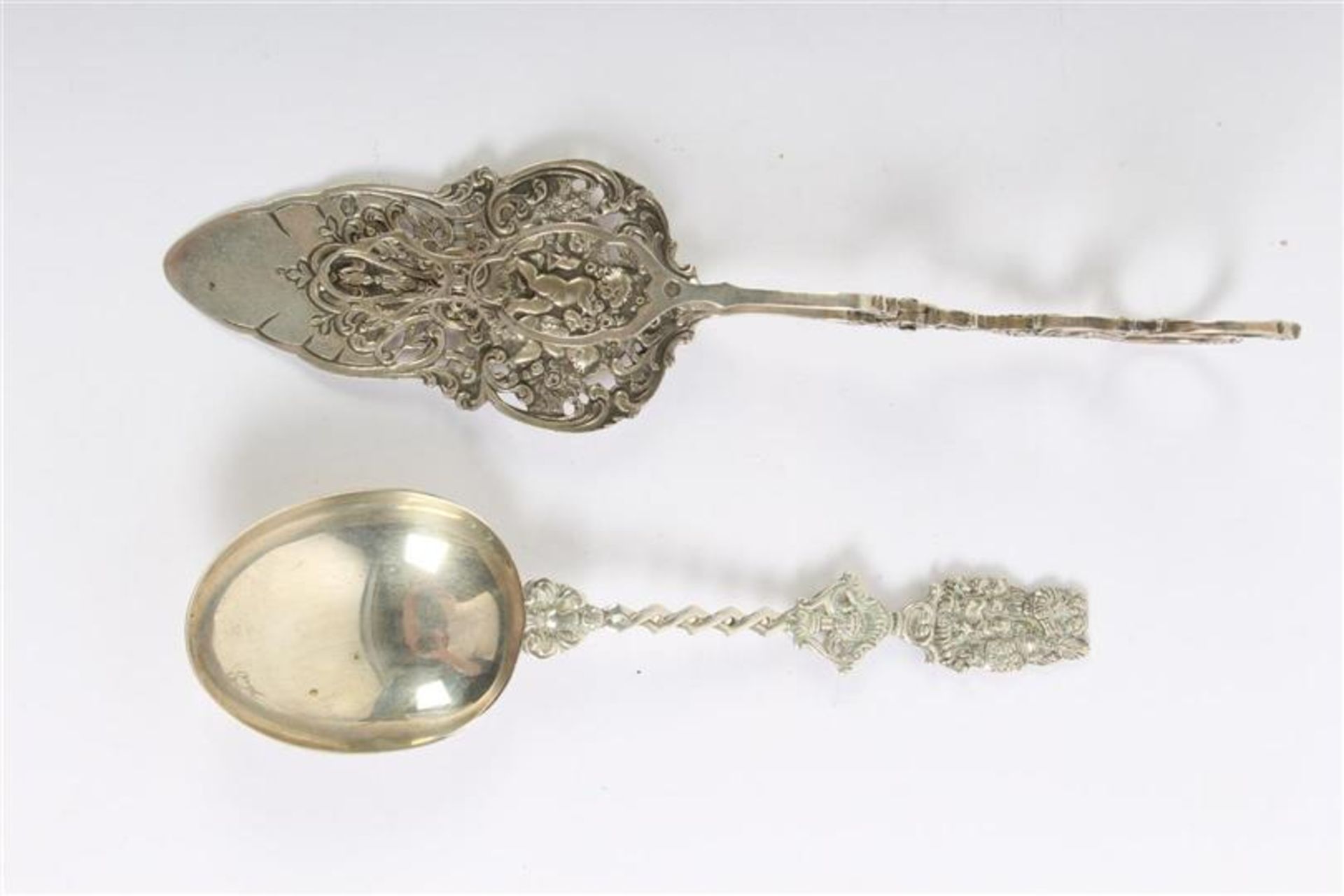 Zilveren geboortelepel en een soezentang. Gewicht: 122 g.