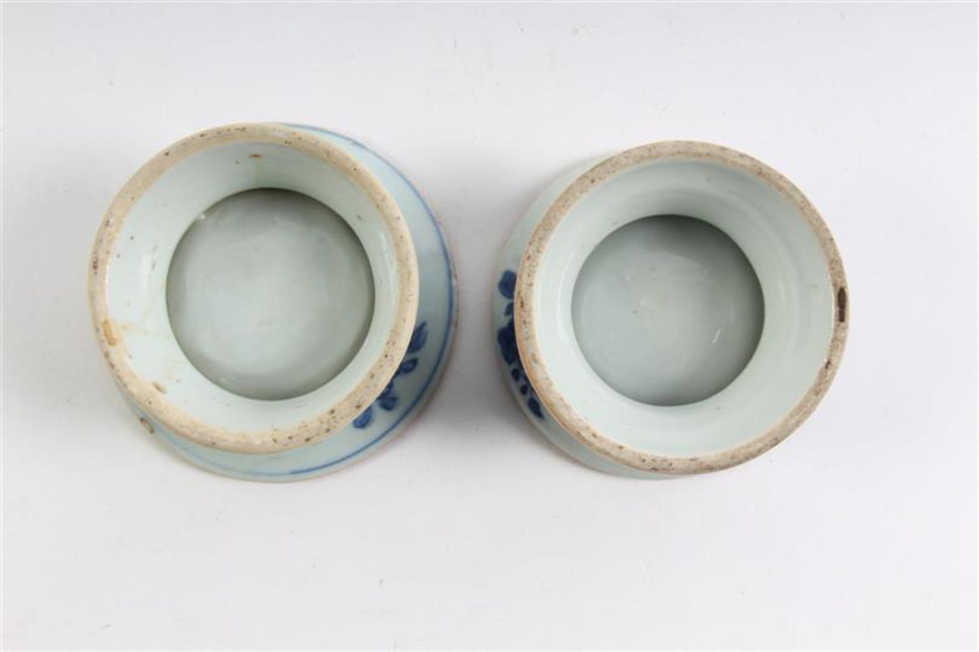 Twee porseleinen zoutvaten, China, 18e eeuw. HxD: 4 x 9.3 en 4.4 x 8.5 cm. - Bild 3 aus 4