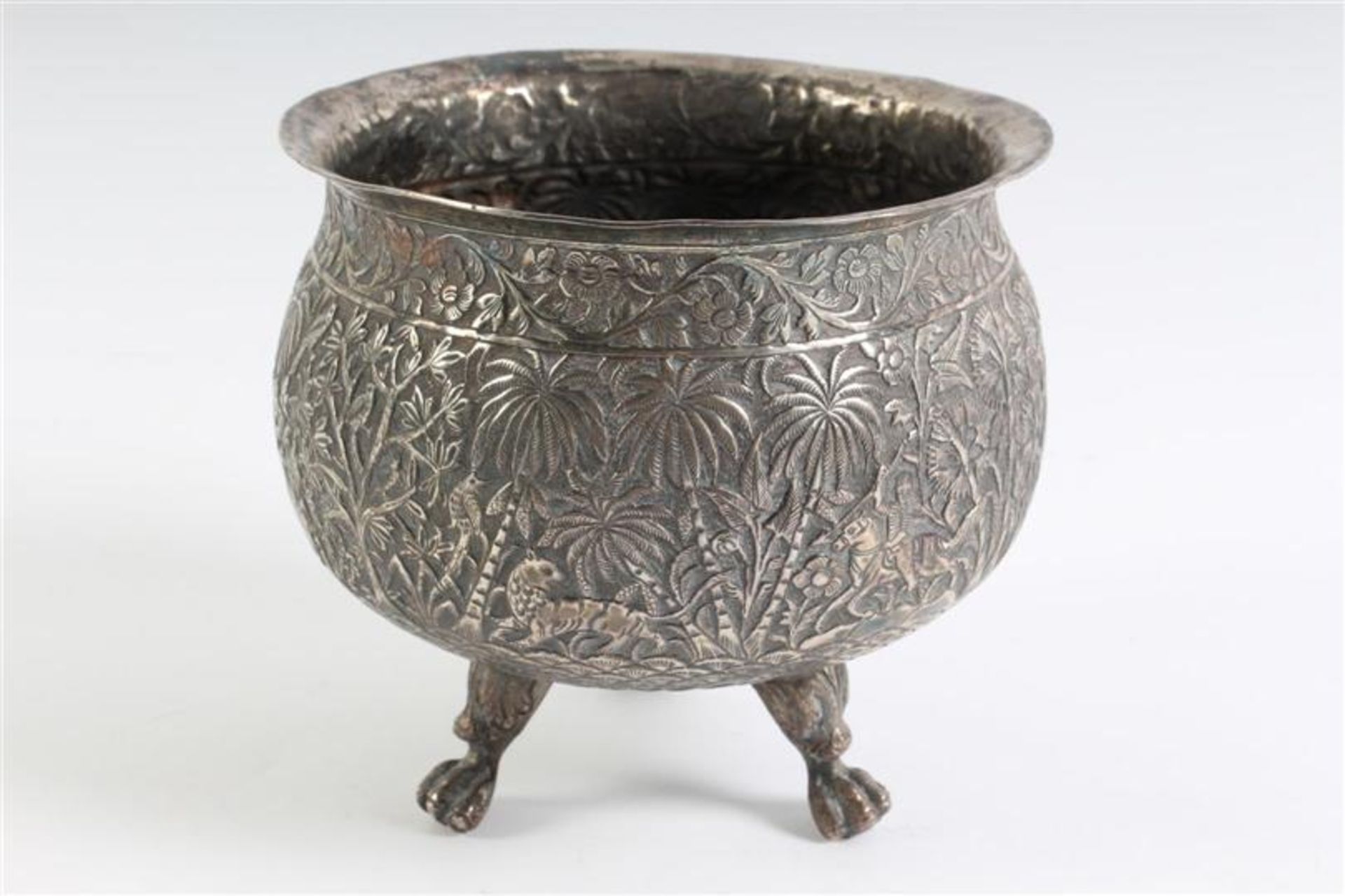 Zilveren cachepot, Perzisch gedecoreerd. HxD: 11 x 11.5 cm.