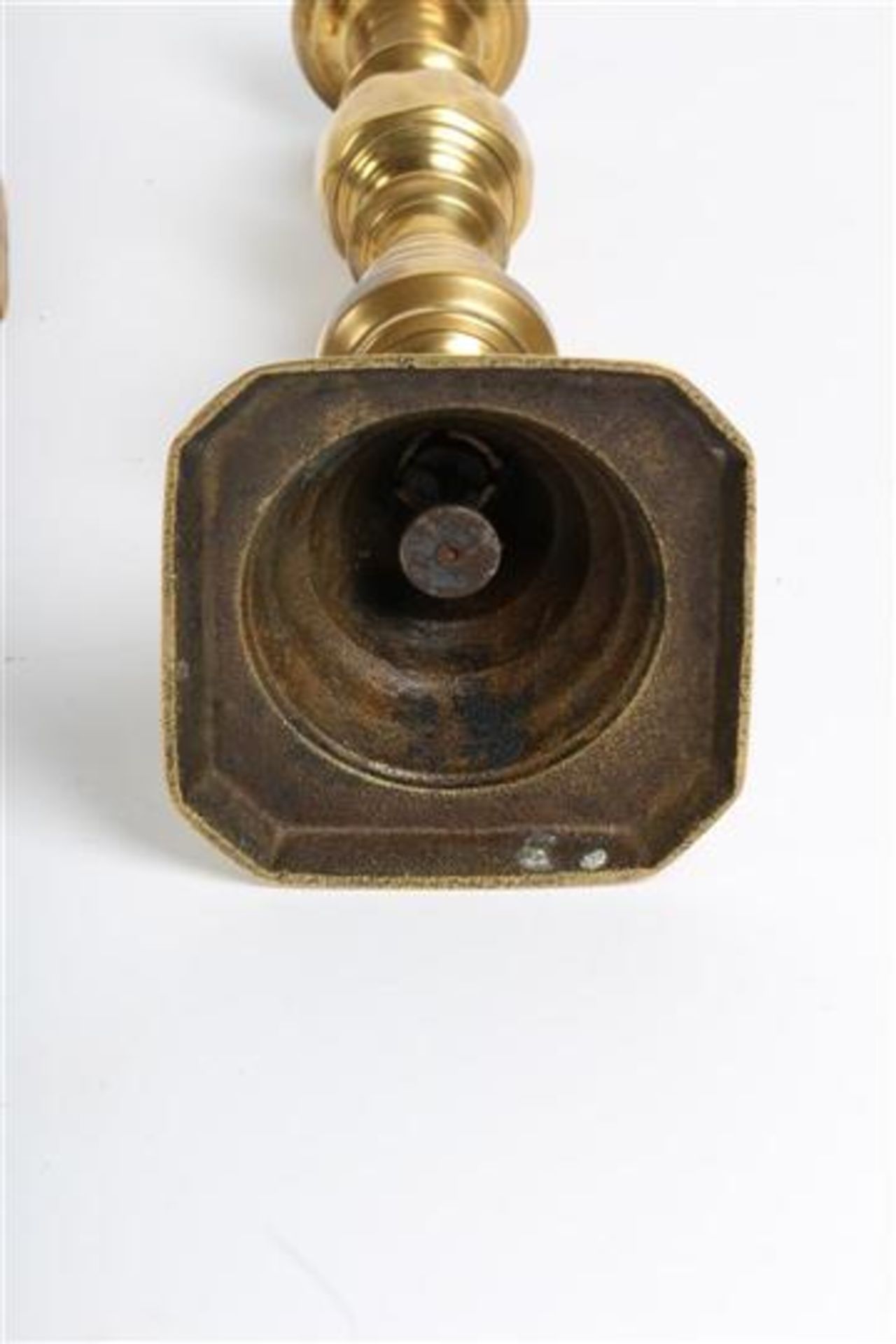Stel koperen kandelaars, Engeland, 19e eeuw. H: 28 cm. - Bild 2 aus 3