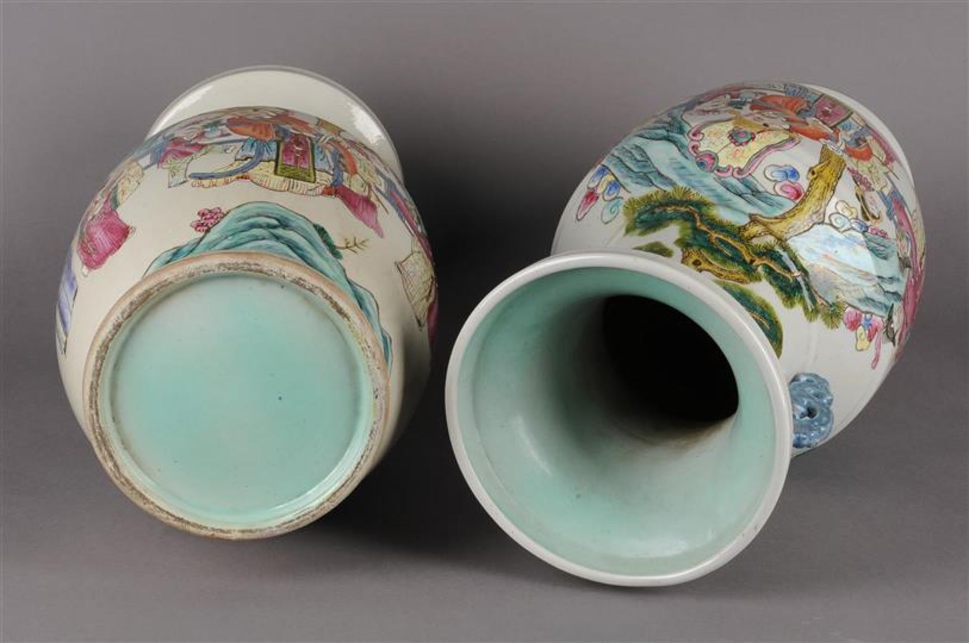 Een stel porseleinen vazen met meerkleurig decor van personen en vleermuizen, China 20e eeuw. H: - Bild 5 aus 6