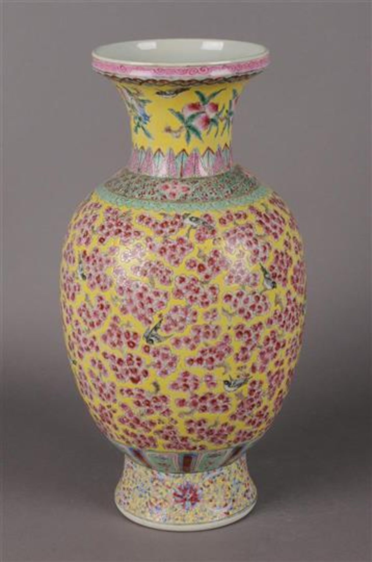 Een porseleinen vaas met meerkleurig decor van bloemen en vogels, gemerkt met vier-karaktermerk en - Bild 6 aus 6
