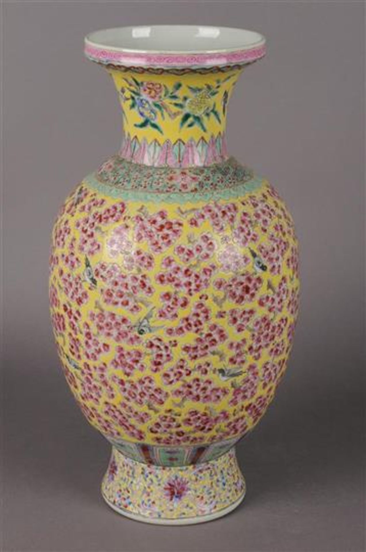 Een porseleinen vaas met meerkleurig decor van bloemen en vogels, gemerkt met vier-karaktermerk en - Bild 3 aus 6