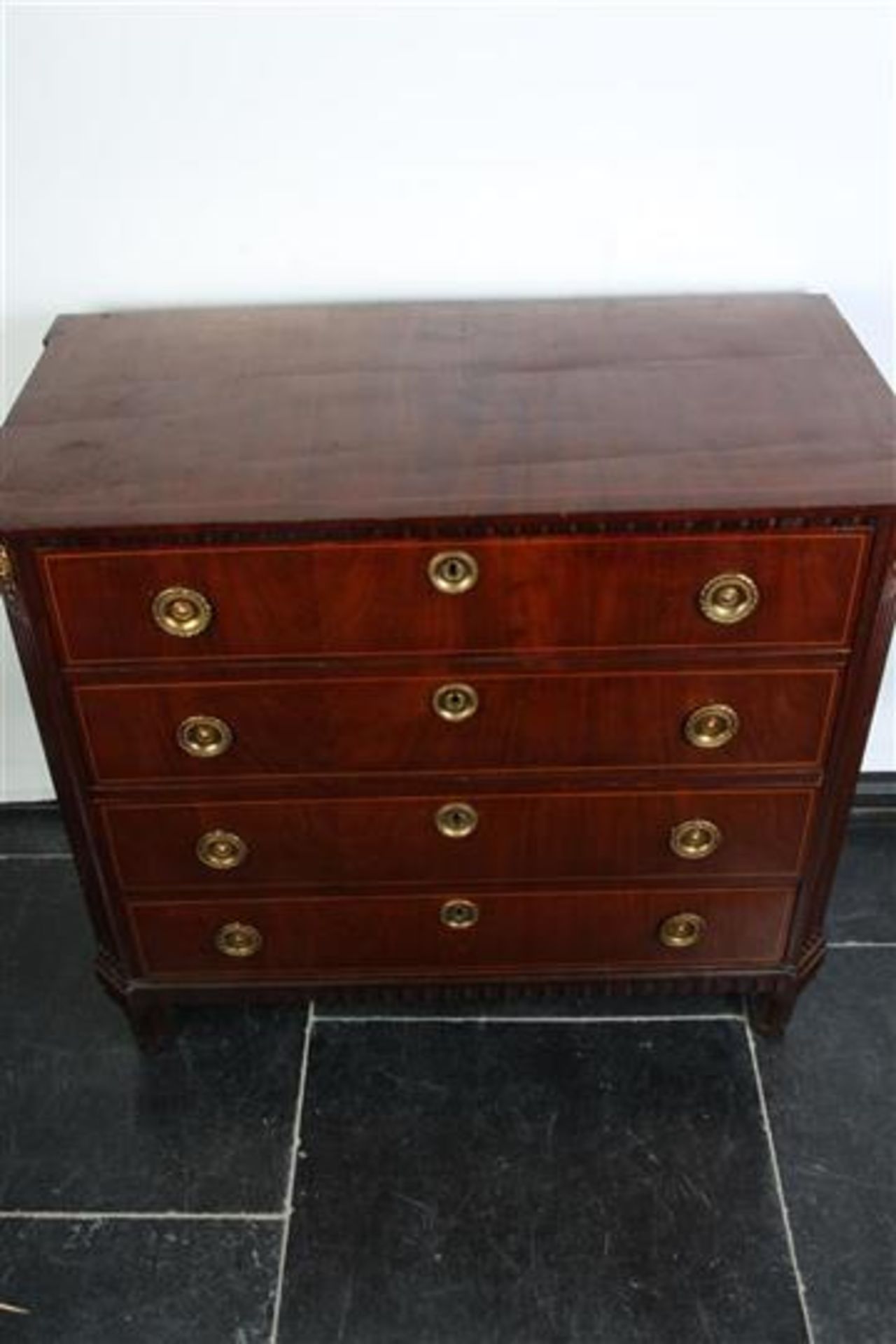 Mahonie op eikenhouten kast met vier laden, Holland eind 18e eeuw. HxBxD: 86 x 95.5 x 51.5 cm. - Bild 2 aus 4