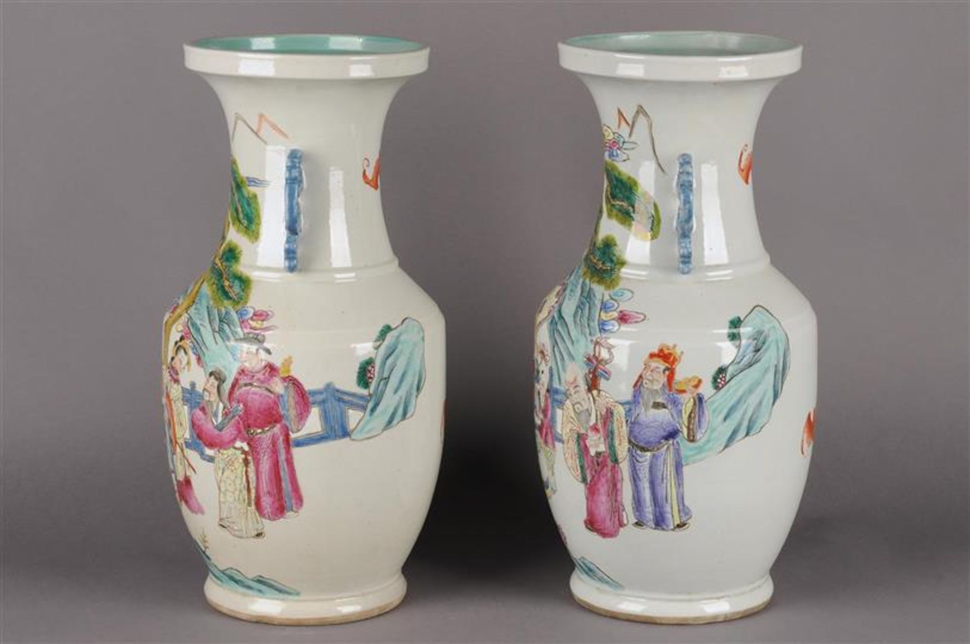 Een stel porseleinen vazen met meerkleurig decor van personen en vleermuizen, China 20e eeuw. H: - Bild 6 aus 6