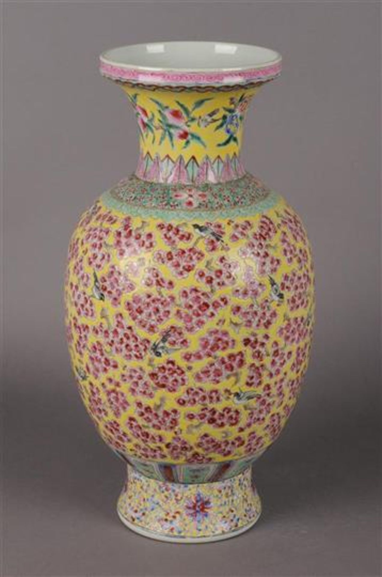 Een porseleinen vaas met meerkleurig decor van bloemen en vogels, gemerkt met vier-karaktermerk en - Bild 2 aus 6