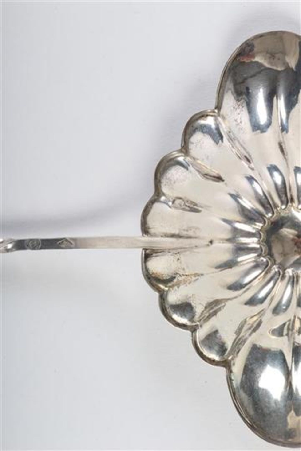 Zilveren bowllepel met getordeerde steel en cornalijnen greep, Biedermeier, 19e eeuw. L: 34 cm. - Bild 4 aus 4