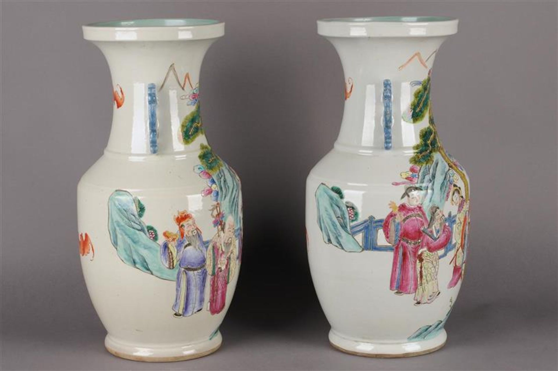 Een stel porseleinen vazen met meerkleurig decor van personen en vleermuizen, China 20e eeuw. H: - Bild 3 aus 6