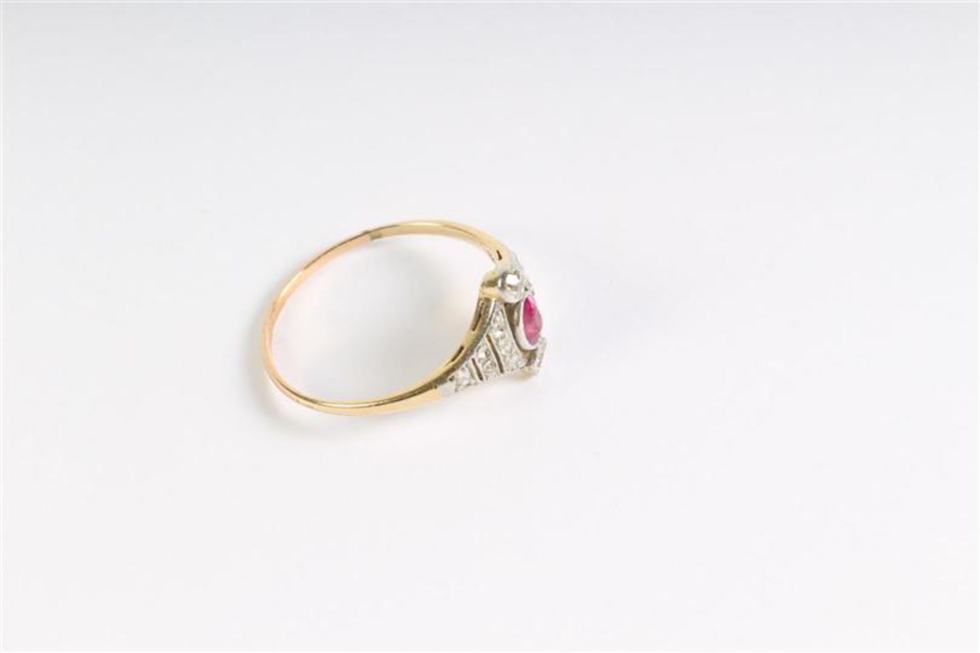 Gouden ring met diamant en robijn. Gewicht: 2.2 g. Ringmaat: 19.25. - Bild 3 aus 4