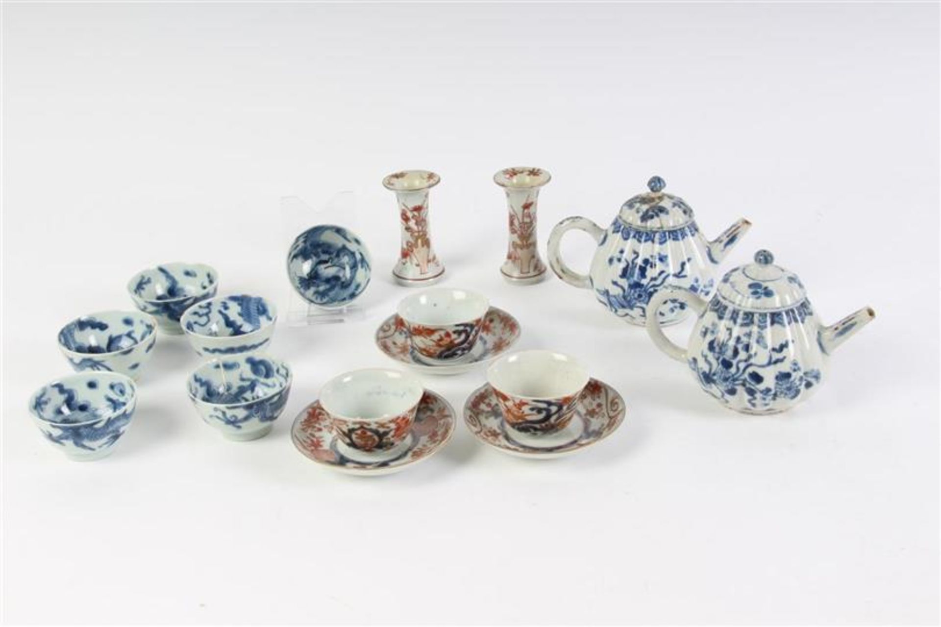Divers Chinees en Japans porselein, 18e eeuw, w.o. zes kopjes met decor van draken, twee