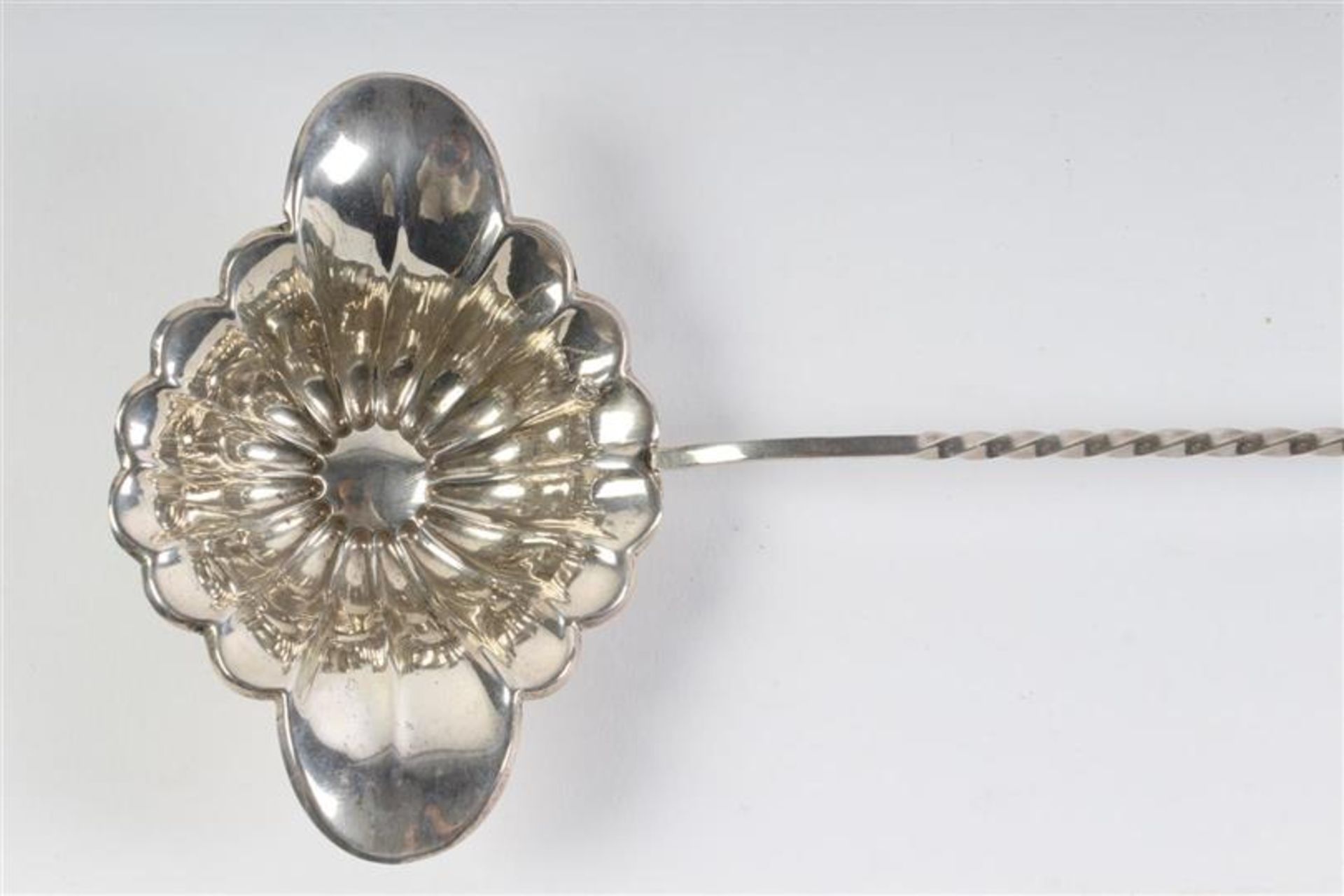 Zilveren bowllepel met getordeerde steel en cornalijnen greep, Biedermeier, 19e eeuw. L: 34 cm. - Bild 2 aus 4