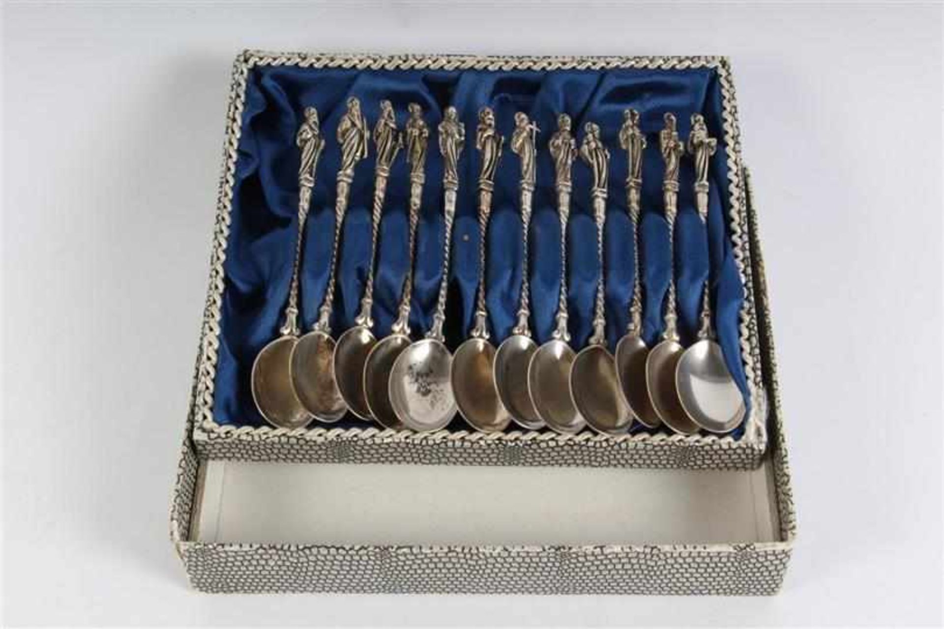 Set van twaalf zilveren Apostel lepeltjes, in cassette van Juwelier Kan Amsterdam. Gewicht: 143 g.