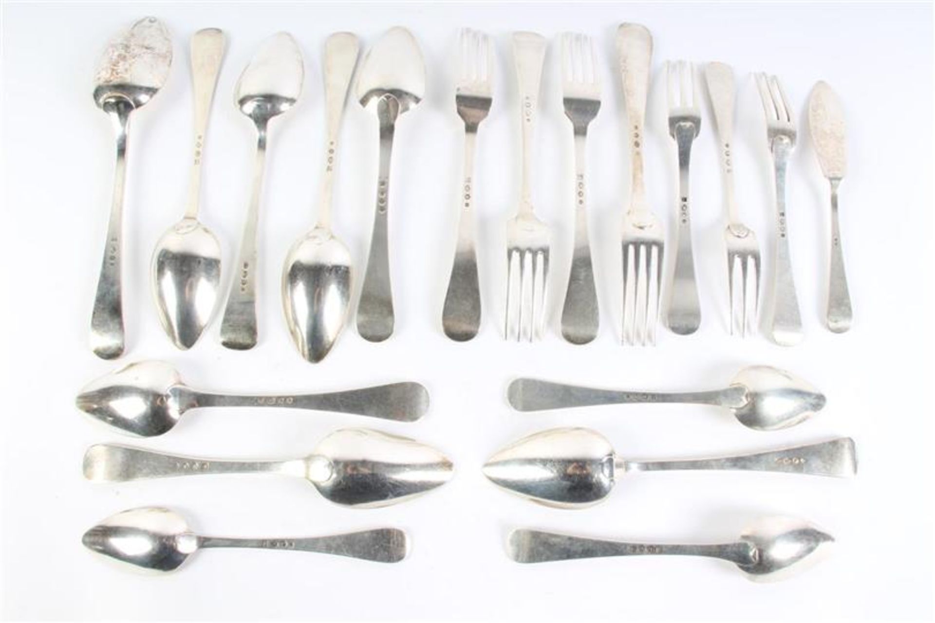 Divers zilveren bestek bestaande uit 12 lepels, 7 vorken, 3 servetringen, vismesje en een - Bild 2 aus 4