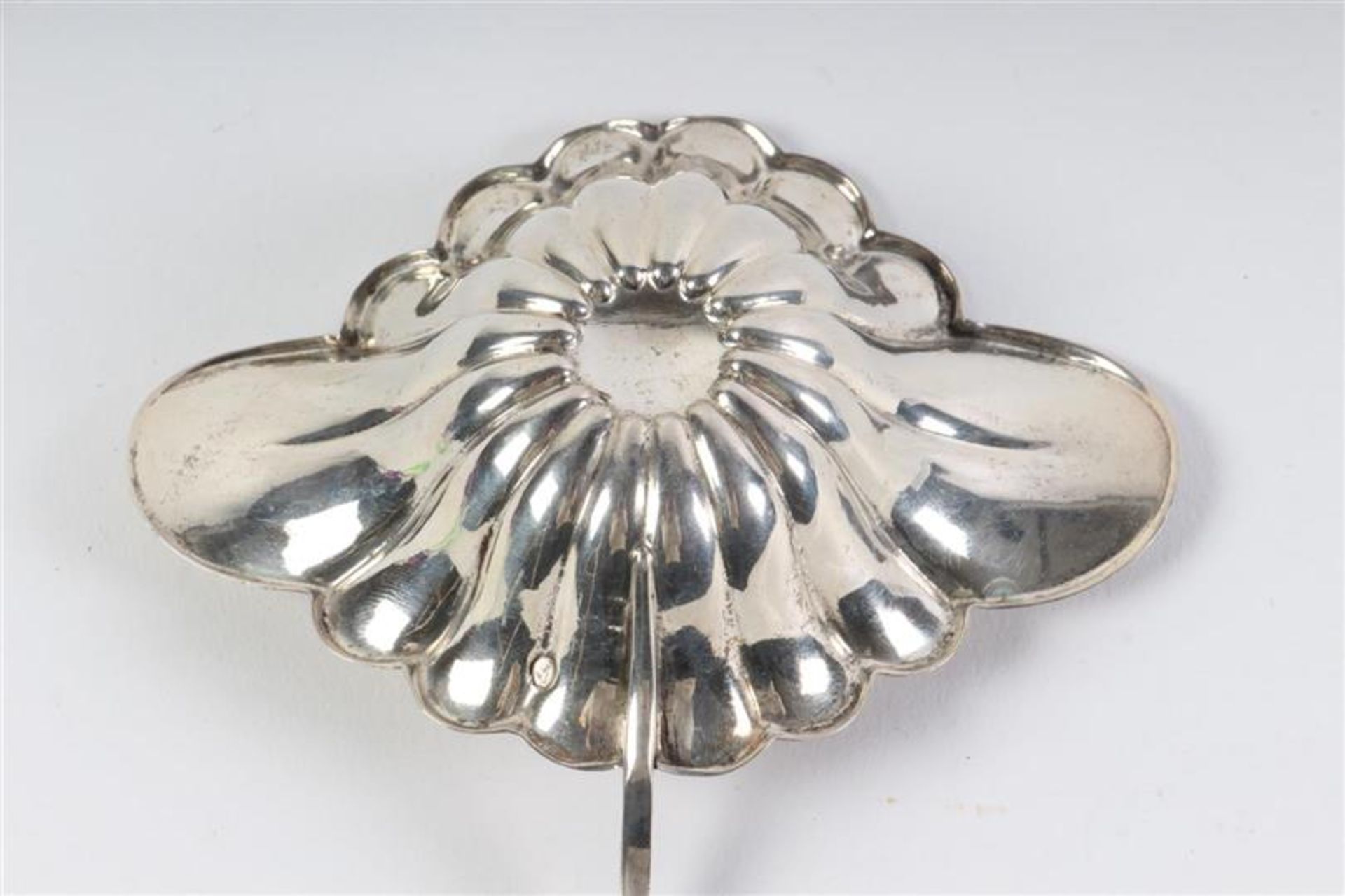 Zilveren bowllepel met getordeerde steel en cornalijnen greep, Biedermeier, 19e eeuw. L: 34 cm. - Bild 3 aus 4