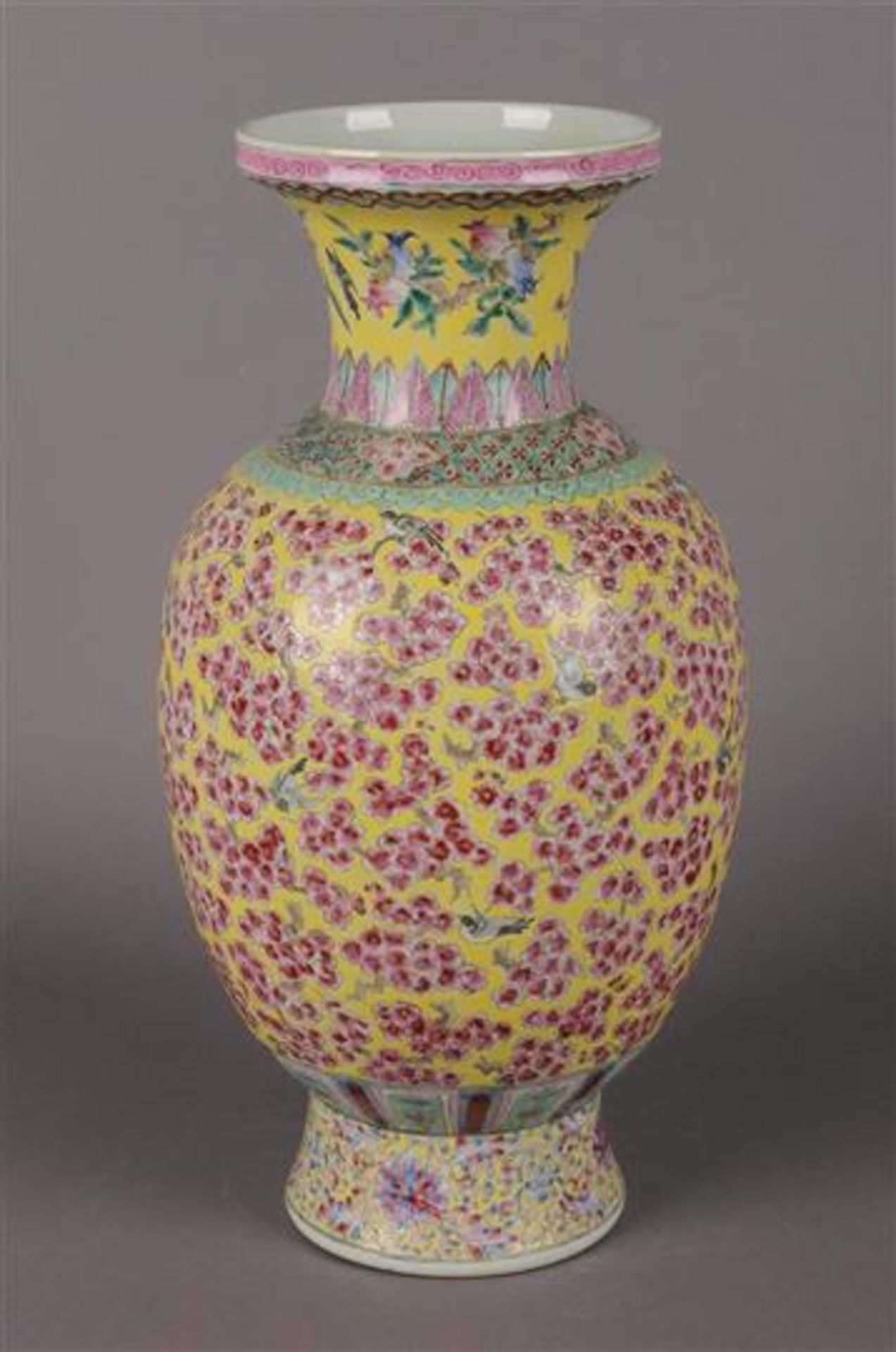 Een porseleinen vaas met meerkleurig decor van bloemen en vogels, gemerkt met vier-karaktermerk en
