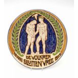 Ivora, Gouda A polychrome decorated ceramic wall plate with text: 'De Volkren Sluiten Vree, 28