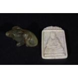 Jade Chinese plaque, Buddha, h. 5,5 cm + Nefrite netsuke, Goat, l. 4,5 cm (2x) 27.00 % buyer's