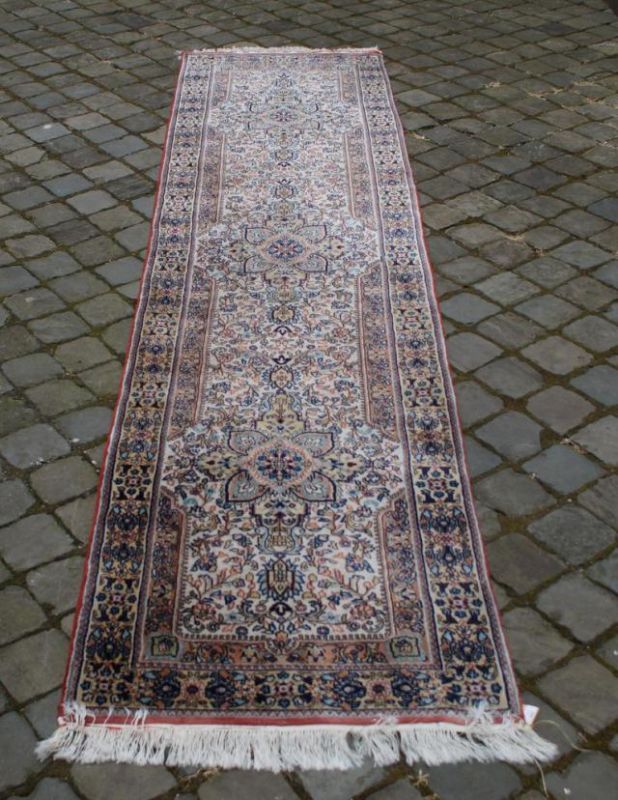 Persian silk runner, dim. 286 x 67 cm. 27.00 % buyer's premium on the hammer price, VAT included