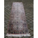 Persian silk runner, dim. 286 x 67 cm. 27.00 % buyer's premium on the hammer price, VAT included