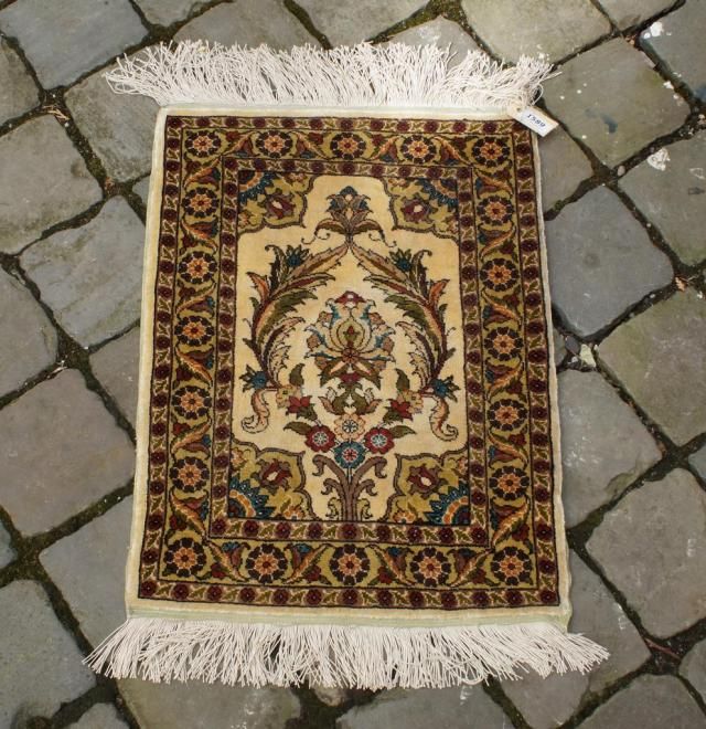 Silk carpet, dim. 49 x 36,5 cm. 27.00 % buyer's premium on the hammer price, VAT included