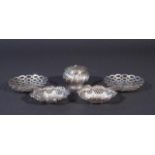 English silver lidded pot, 925, dented + 4 silver dishes, appr. 167 grams (5x) 27.00 % buyer's