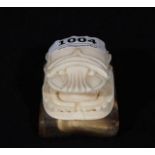 Bone scarab on horn base, l. 5 cm. 27.00 % buyer's premium on the hammer price, VAT included