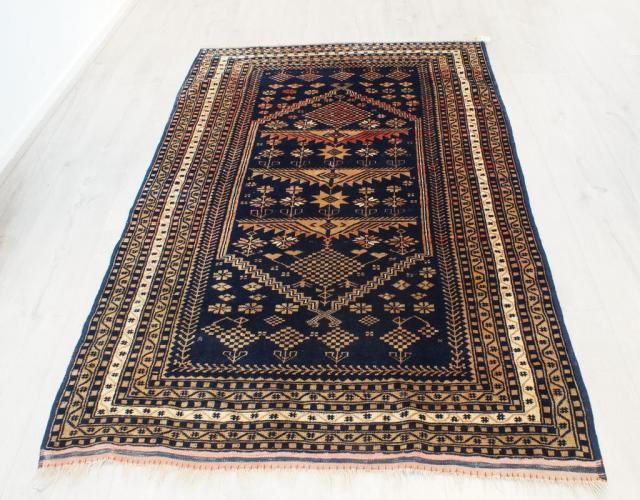 Persian carpet, silk with wool, dim. 170 x 107 cm. 27.00 % buyer's premium on the hammer price, VAT