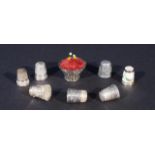 Silver-plated pin cushion in the shape of a basket + 7 thimbles (2 silver) (8x) 27.00 % buyer's