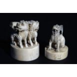 2 ivory Chinese stamps, h. 6 and 7 cm, one with crack (2x) 27.00 % buyer's premium on the hammer
