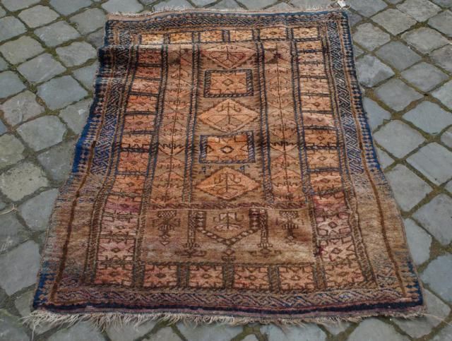 Persian carpet, dim. 112 x 81 cm. 27.00 % buyer's premium on the hammer price, VAT included