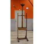 Painter's easle, height adjustable, h. 159 cm. 27.00 % buyer's premium on the hammer price, VAT