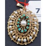 Yellow gold brooch, 18 krt., set with seed pearls and emerald, appr. 11,5 cm. 27.00 % buyer's