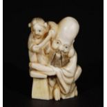 Ivory netsuke, Man with child, signed, l. 4 cm. 27.00 % buyer's premium on the hammer price, VAT