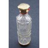 Perfume bottle with golden stopper, inner stopper is present, h. 9,5 cm. 27.00 % buyer's premium on