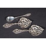 2 silver scoops, 19th/20th century + Dutch silver tea spoon, second amount, one item restored (3x)