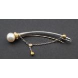 Bicolour gold pin, 14 krt., set with pearl and 7 diamonds, appr. 9.4 grams 27.00 % buyer's premium