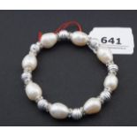 Sweet water pearl bracelet, with pieces in between 27.00 % buyer's premium on the hammer price, VAT