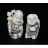 Two ivory netsukes, Tow boys, signed, h. 4 and 4,5 cm (2x) 27.00 % buyer's premium on the hammer