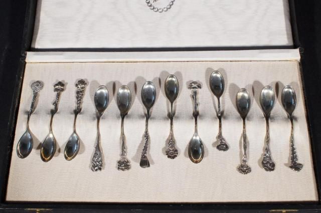 12 Dutch silver moccha spoons, second amount (12x) 27.00 % buyer's premium on the hammer price, VAT