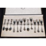 12 Dutch silver moccha spoons, second amount (12x) 27.00 % buyer's premium on the hammer price, VAT