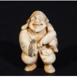 Ivory netsuke, Man with hammer, signed, h. 5 cm. 27.00 % buyer's premium on the hammer price, VAT