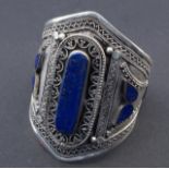 Silver bracelet, set with lapis lazuli, diam. 6 cm. 27.00 % buyer's premium on the hammer price,